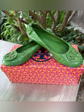 TORY BURCH Reva Cricket Green Patent Leather Flats Size 8